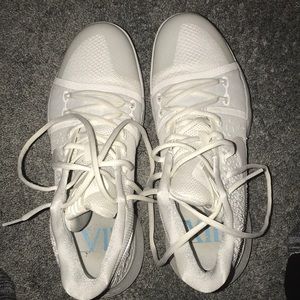 Kyrie 3 basketball shoes